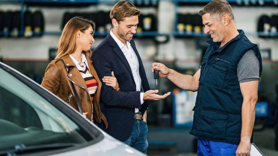 Autoankauf Meinerzhagen nimmt das Fahrzeug eines Paares entgegen